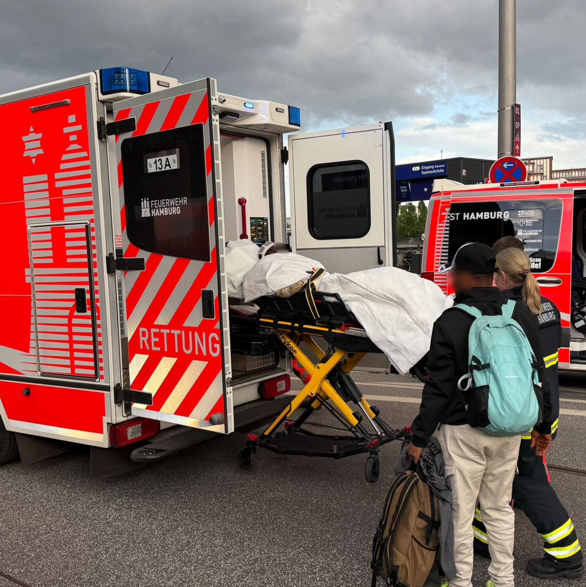 Großeinsatz von Polizei und Rettungskräften am Hamburger Hauptbahnhof. - Foto: News5 / René Schröder/NEWS5/dpa