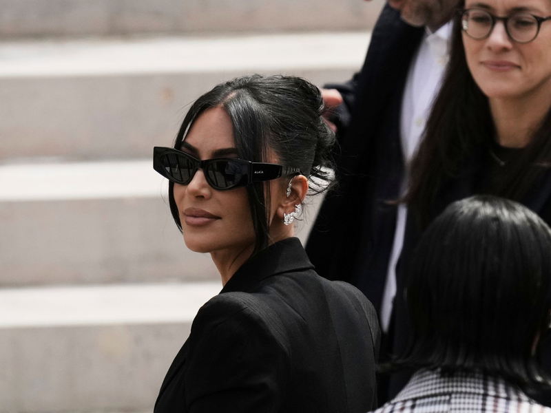 Zwei der Hauptangeklagten entschuldigten sich bei Kim Kardashian (Archivbild). - Foto: Aurelien Morissard/AP/dpa