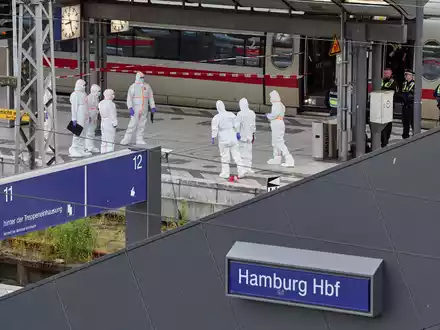 Bei dem Angriff am Hamburger Bahnhof wurden mehrere Menschen verletzt. - Foto: Georg Wendt/dpa