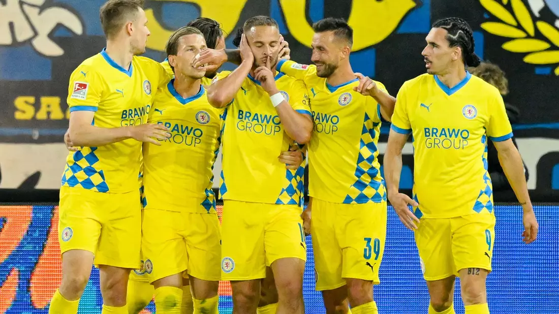Der Anfang vom Ende für den 1. FC Saarbrücken: Torwart Menzel kann das 0:1 nicht verhindern. - Bild: Uwe Anspach/dpa