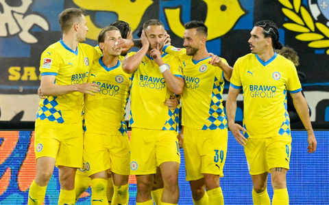 Der Anfang vom Ende für den 1. FC Saarbrücken: Torwart Menzel kann das 0:1 nicht verhindern. - Foto: Uwe Anspach/dpa