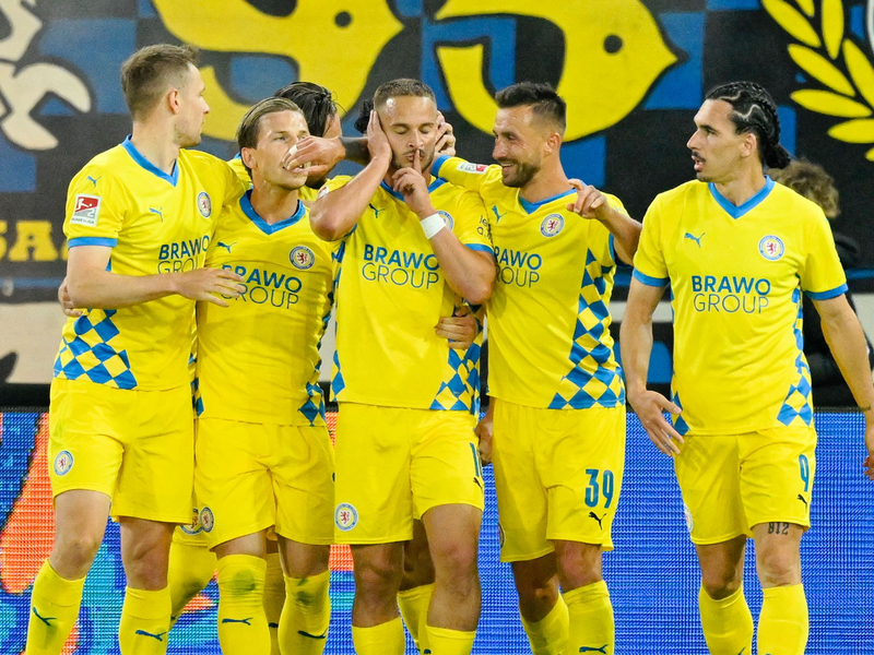 Der Anfang vom Ende für den 1. FC Saarbrücken: Torwart Menzel kann das 0:1 nicht verhindern. - Foto: Uwe Anspach/dpa