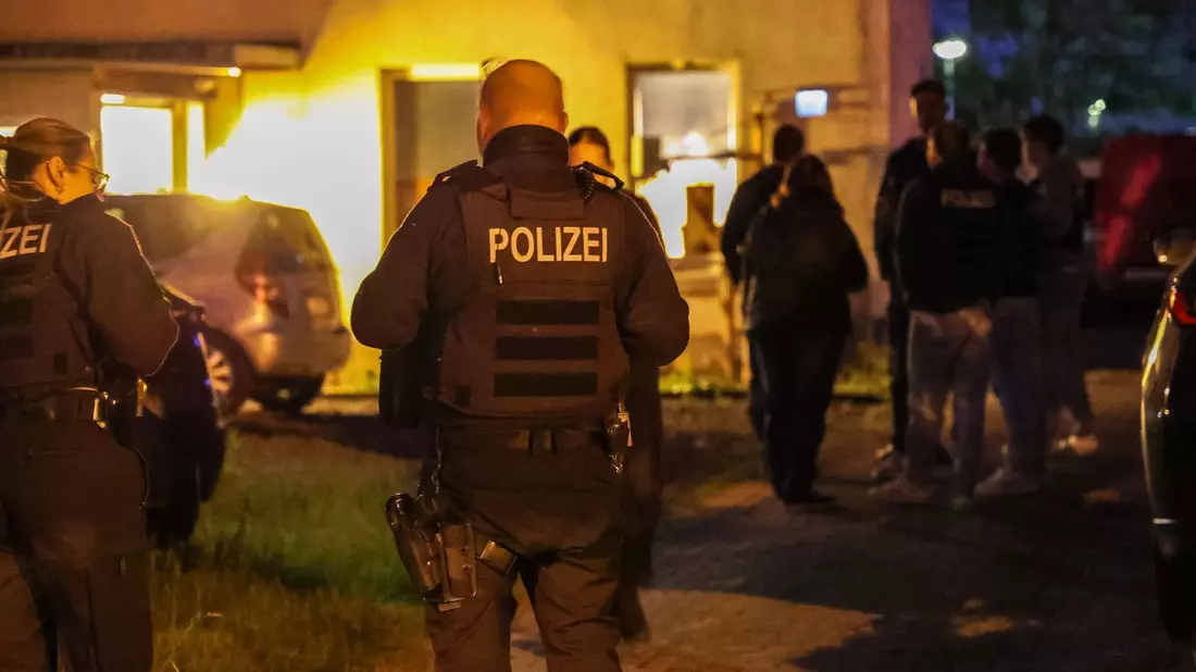SEK im Einsatz. - Bild: Gianni Gattus/dpa