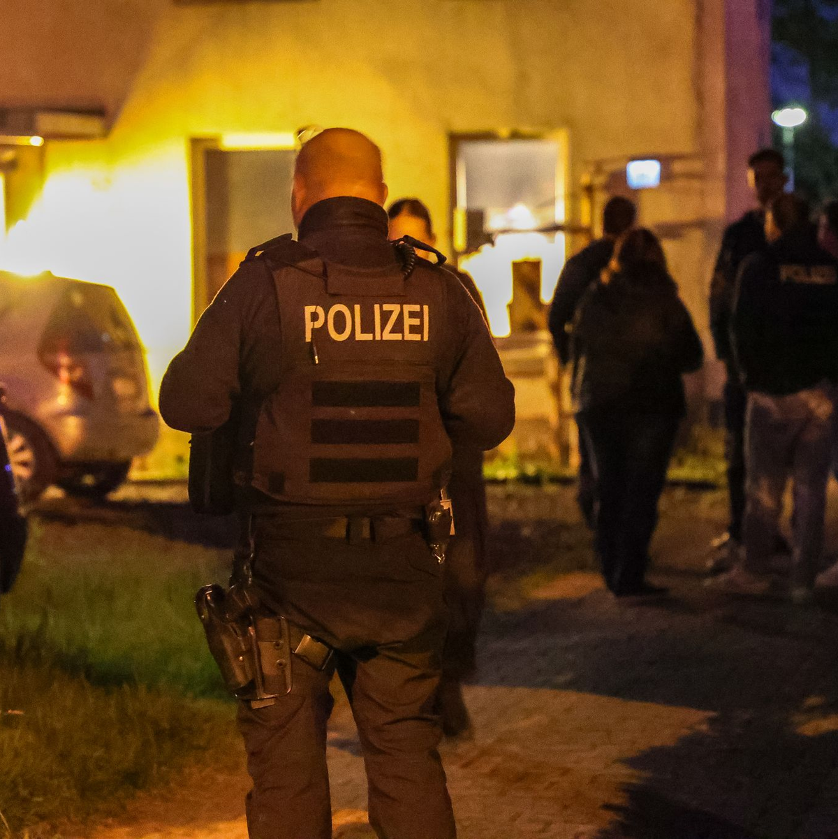 SEK im Einsatz. - Foto: Gianni Gattus/dpa