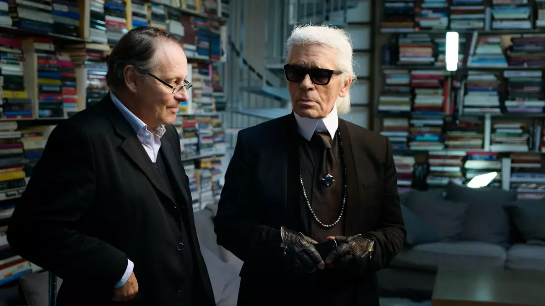 Designer Karl Lagerfeld im Gespräch mit dem Filmemacher Gero von Boehm (links). - Bild: Till Vielrose/ZDF/3sat/dpa