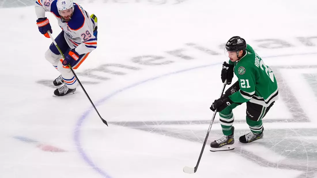 Leon Draisaitl (links) legte beim Sieg gegen die Dallas Stars seinen 13. Assist für die Edmonton Oilers in den laufenden Playoffs auf. - Bild: LM Otero/AP/dpa