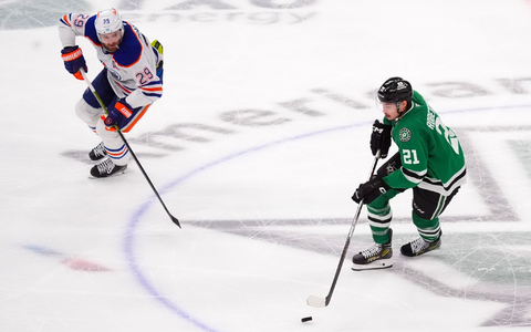 Leon Draisaitl (links) legte beim Sieg gegen die Dallas Stars seinen 13. Assist fĂŒr die Edmonton Oilers in den laufenden Playoffs auf. - Foto: LM Otero/AP/dpa Leon Draisaitl (links) legte beim Sieg gegen die Dallas Stars seinen 13. Assist fĂŒr die Edmonton Oilers in den laufenden Playoffs auf. - Foto: LM Otero/AP/dpa