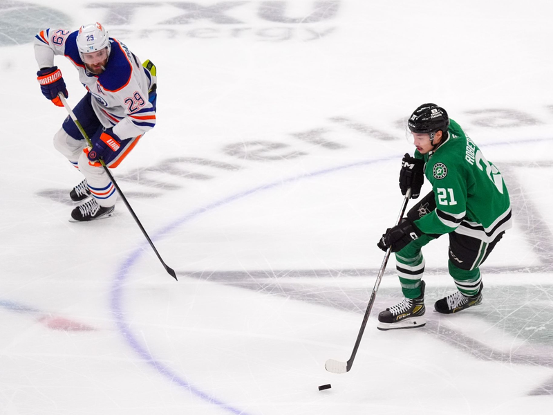 Leon Draisaitl (links) legte beim Sieg gegen die Dallas Stars seinen 13. Assist für die Edmonton Oilers in den laufenden Playoffs auf. - Foto: LM Otero/AP/dpa