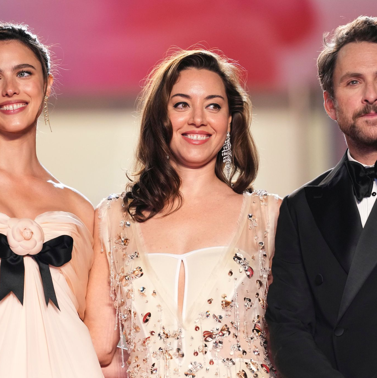 Margaret Qualley (l-r), Aubrey Plaza und Charlie Day bei der Filmpremiere.  - Foto: Scott A Garfitt/Invision/AP/dpa