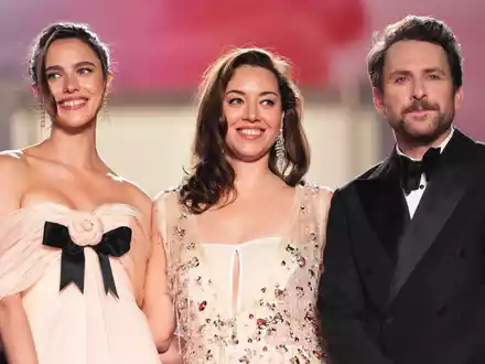 Margaret Qualley (l-r), Aubrey Plaza und Charlie Day bei der Filmpremiere.  - Foto: Scott A Garfitt/Invision/AP/dpa