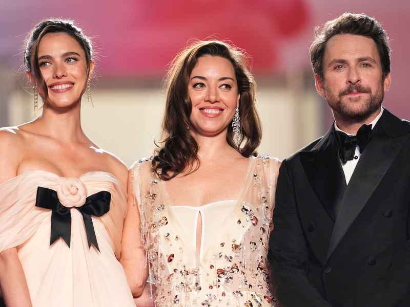 Margaret Qualley (l-r), Aubrey Plaza und Charlie Day bei der Filmpremiere.  - Foto: Scott A Garfitt/Invision/AP/dpa