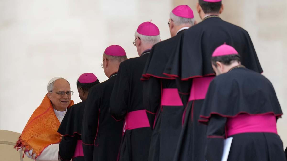Der neue Papst Leo XIV. hat eine alte Tradition wiederbelebt - den sogenannten Konklave-Bonus. (Archivbild) - Foto: Gregorio Borgia/AP/dpa