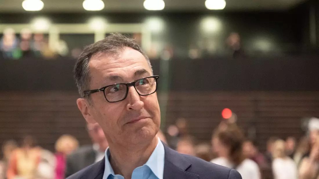 Der Ministerpräsident und sein Nachfolger? Die Grünen haben Cem Özdemir zu ihrem Spitzenkandidaten für die nächste Landtagswahl gekürt. - Bild: Marijan Murat/dpa