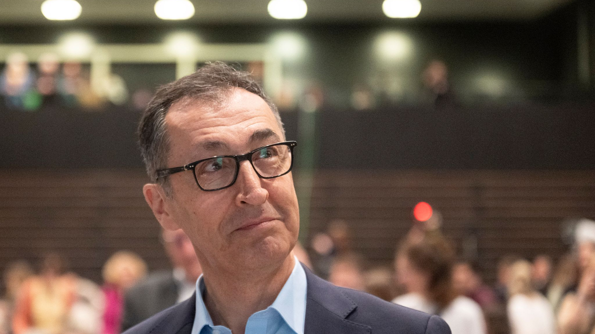 Der Ministerpräsident und sein Nachfolger? Die Grünen haben Cem Özdemir zu ihrem Spitzenkandidaten für die nächste Landtagswahl gekürt. - Foto: Marijan Murat/dpa