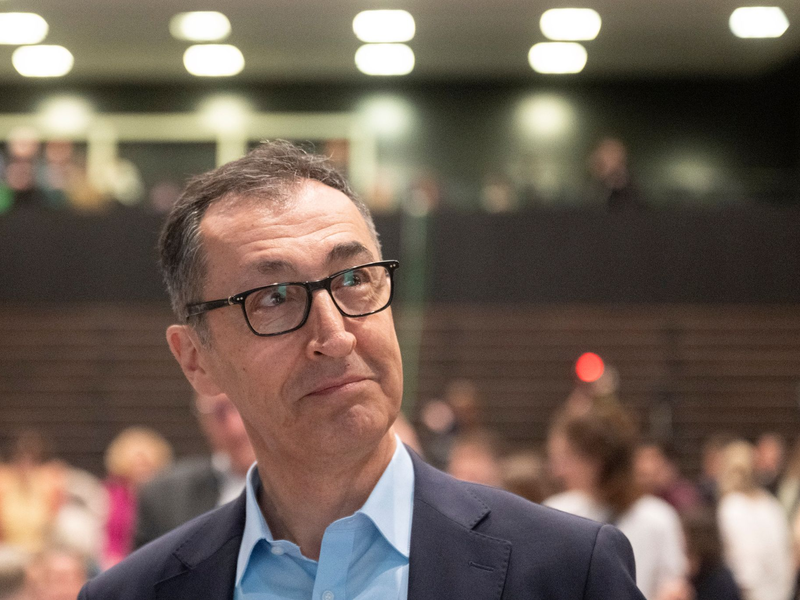 Der Ministerpräsident und sein Nachfolger? Die Grünen haben Cem Özdemir zu ihrem Spitzenkandidaten für die nächste Landtagswahl gekürt. - Foto: Marijan Murat/dpa