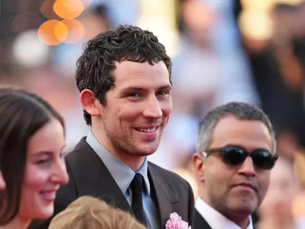 Josh O'Connor vor der Premiere von «The Mastermind». - Foto: Scott A Garfitt/Invision/AP/dpa