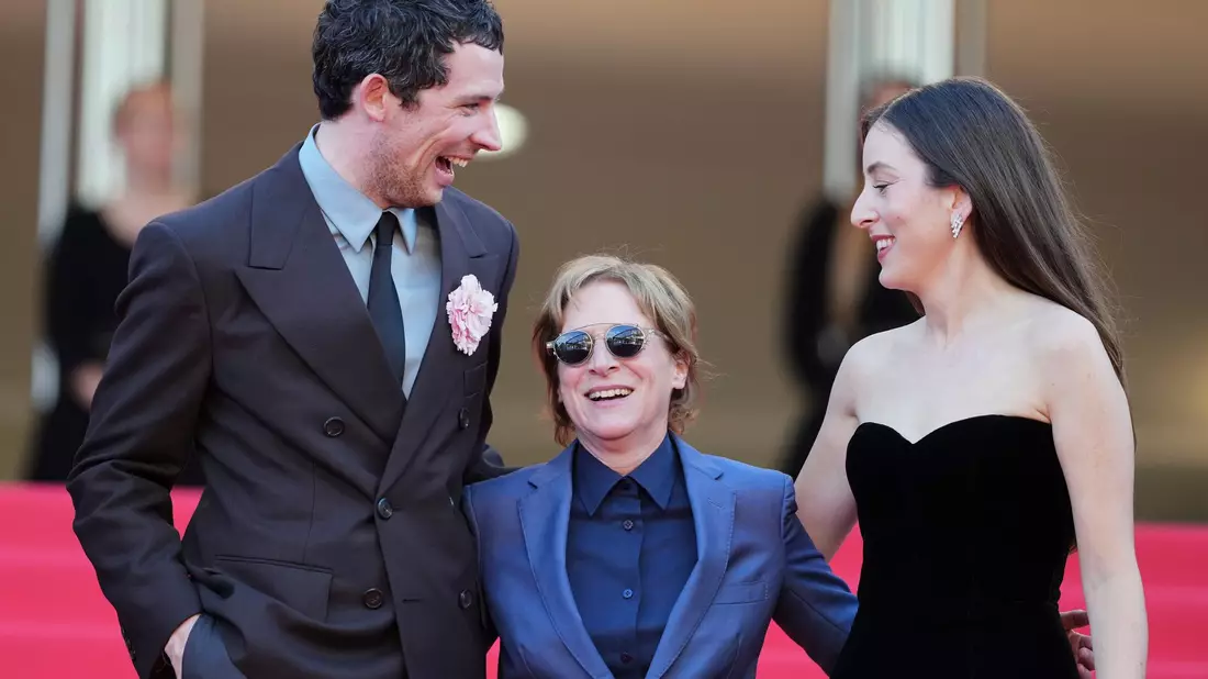 Josh O'Connor (l-r), Regisseurin Kelly Reichardt und Alana Haim vor der Premiere von «The Mastermind». - Bild: Natacha Pisarenko/Invision/AP/dpa