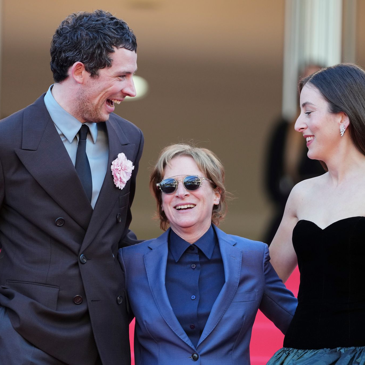 Josh O'Connor (l-r), Regisseurin Kelly Reichardt und Alana Haim vor der Premiere von «The Mastermind». - Foto: Natacha Pisarenko/Invision/AP/dpa