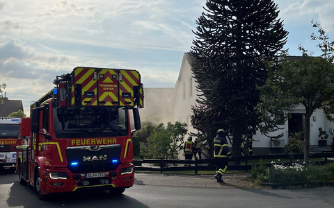 FW Alfter: Kellerbrand in Alfter-Witterschlick - eine Person verletzt - Foto: presseportal.de