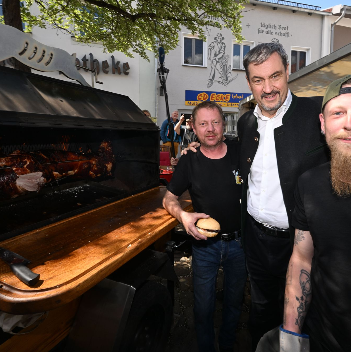 Ministerpräsident Söder am Schweinegrill.  - Foto: Felix Hörhager/dpa