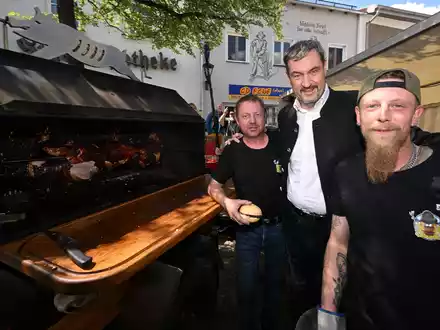 Ministerpräsident Söder am Schweinegrill.  - Foto: Felix Hörhager/dpa