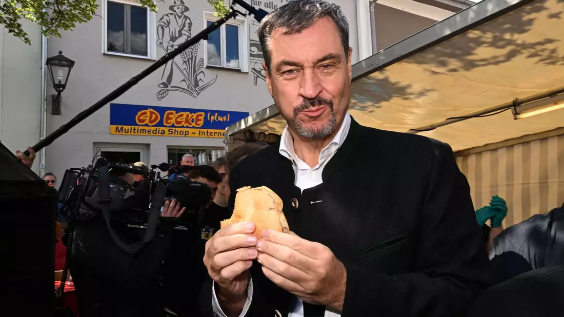 «Veganes Grillen statt Tiere killen»: Peta-Protest in Viechtach. - Bild: Felix Hörhager/dpa