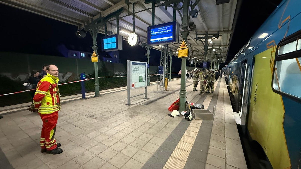 FW Lehrte: Eingeklemmte Person im Zug erfordert aufwendige Befreiungsaktion - Foto: presseportal.de