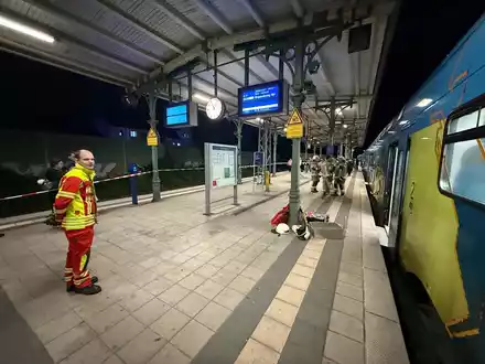 FW Lehrte: Eingeklemmte Person im Zug erfordert aufwendige Befreiungsaktion - Foto: presseportal.de