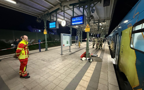 FW Lehrte: Eingeklemmte Person im Zug erfordert aufwendige Befreiungsaktion - Foto: presseportal.de