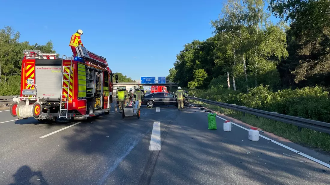 FW Lehrte: Verkehrsunfall zwischen PKW und LKW auf der Autobahn - LKW behindern über vier Fahrspuren nebeneinander die Anfahrt der Rettungskräfte - Bild: presseportal.de