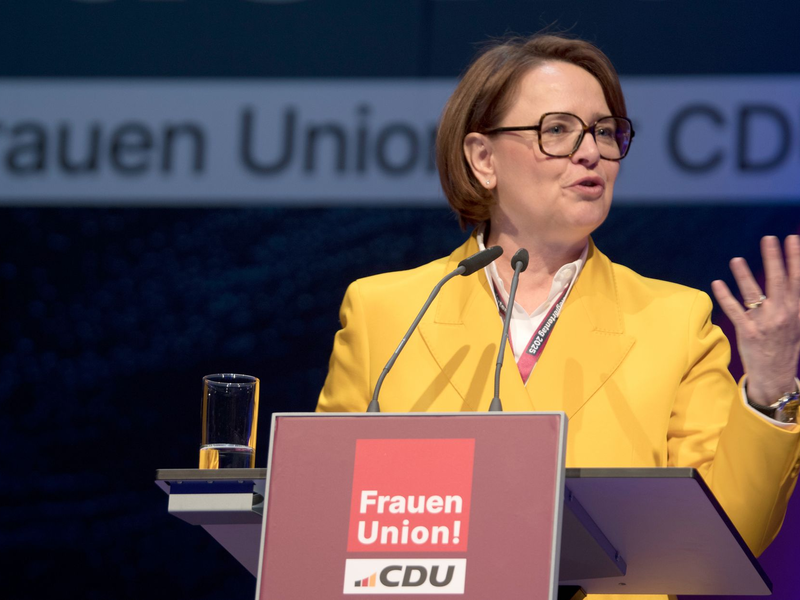 Nordrhein-Westfalens Ministerin für Heimat, Kommunales, Bau und Digitalisierung, Ina Scharrenbach, bei ihrer Antrittsrede. - Foto: Stefan Puchner/dpa