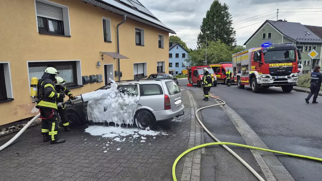 FW VG Westerburg: PKW brennt in Rotenhain vollständig aus - Rauch dringt in Mehrfamilienhaus ein - Bild: presseportal.de