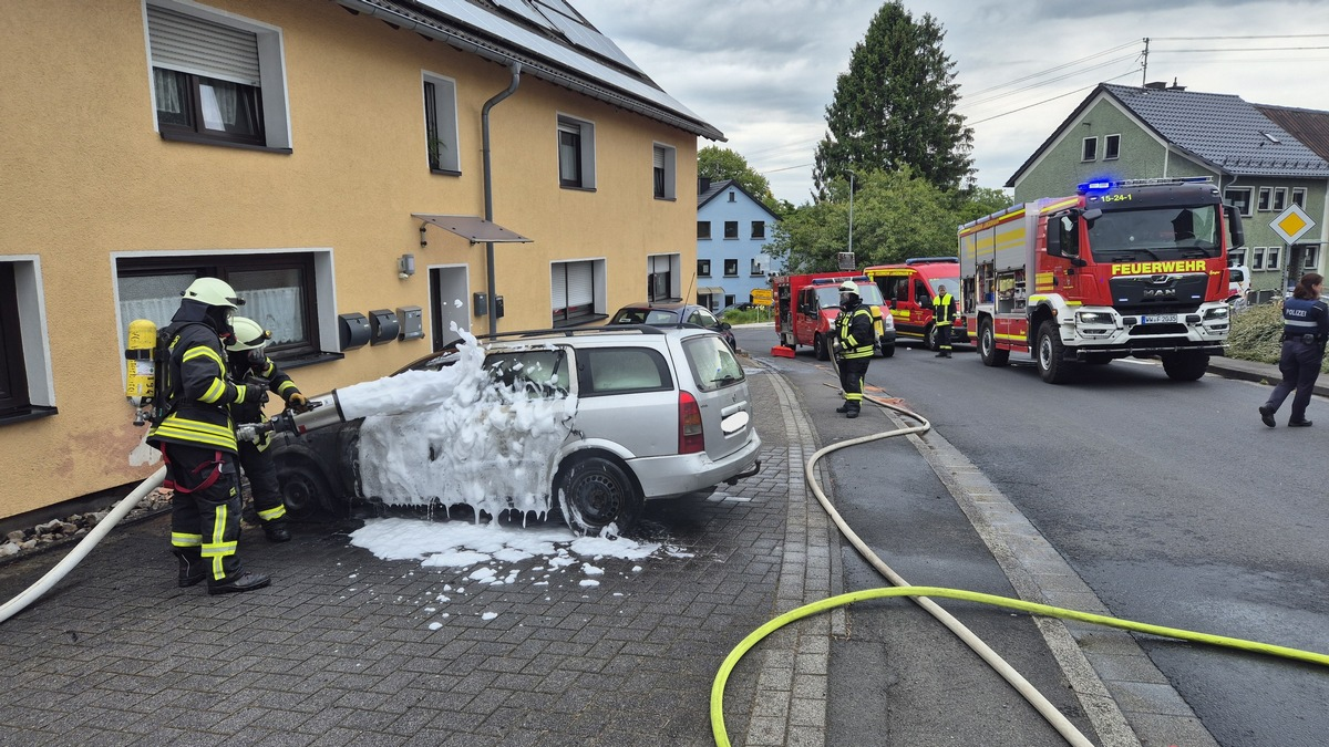 FW VG Westerburg: PKW brennt in Rotenhain vollständig aus - Rauch dringt in Mehrfamilienhaus ein - Foto: presseportal.de