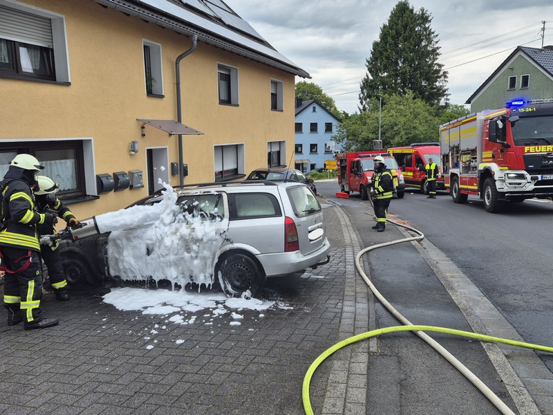 FW VG Westerburg: PKW brennt in Rotenhain vollständig aus - Rauch dringt in Mehrfamilienhaus ein - Foto: presseportal.de