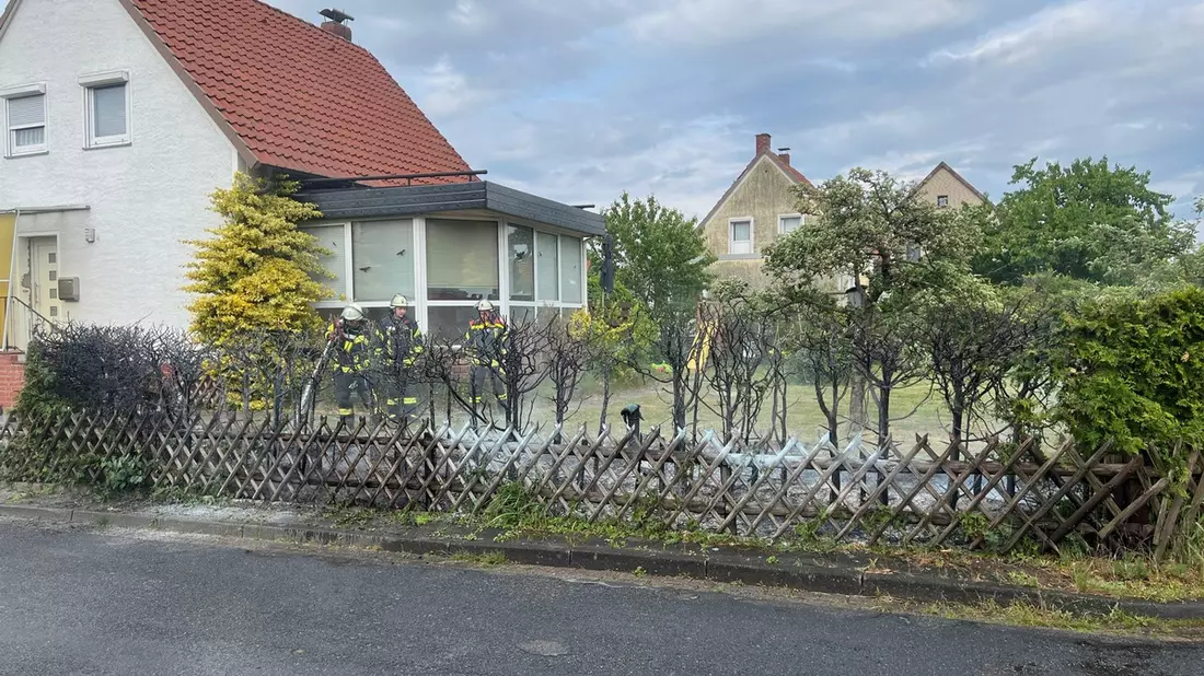 FW Celle: Aufmerksame Nachbarn verhindern Brandausbreitung - Heckenbrand am Nachmittag! - Bild: presseportal.de