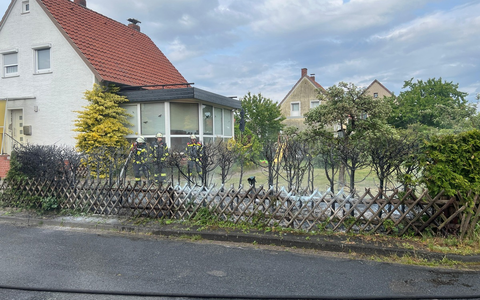 FW Celle: Aufmerksame Nachbarn verhindern Brandausbreitung - Heckenbrand am Nachmittag! - Foto: presseportal.de FW Celle: Aufmerksame Nachbarn verhindern Brandausbreitung - Heckenbrand am Nachmittag! - Foto: presseportal.de