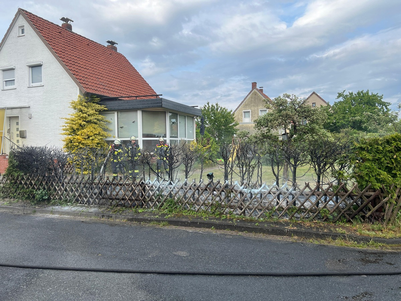 FW Celle: Aufmerksame Nachbarn verhindern Brandausbreitung - Heckenbrand am Nachmittag! - Foto: presseportal.de