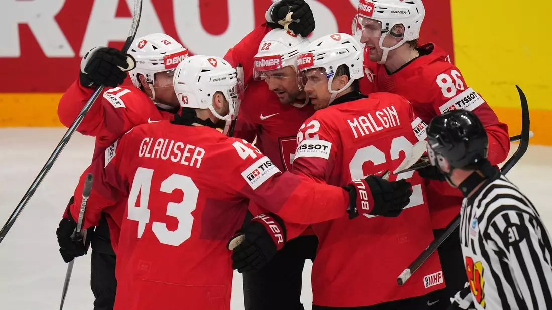 Die Schweiz siegte souverän gegen Überraschungs-Team Dänemark und träumt vom ersten WM-Titel. - Bild: Petr David Josek/AP/dpa