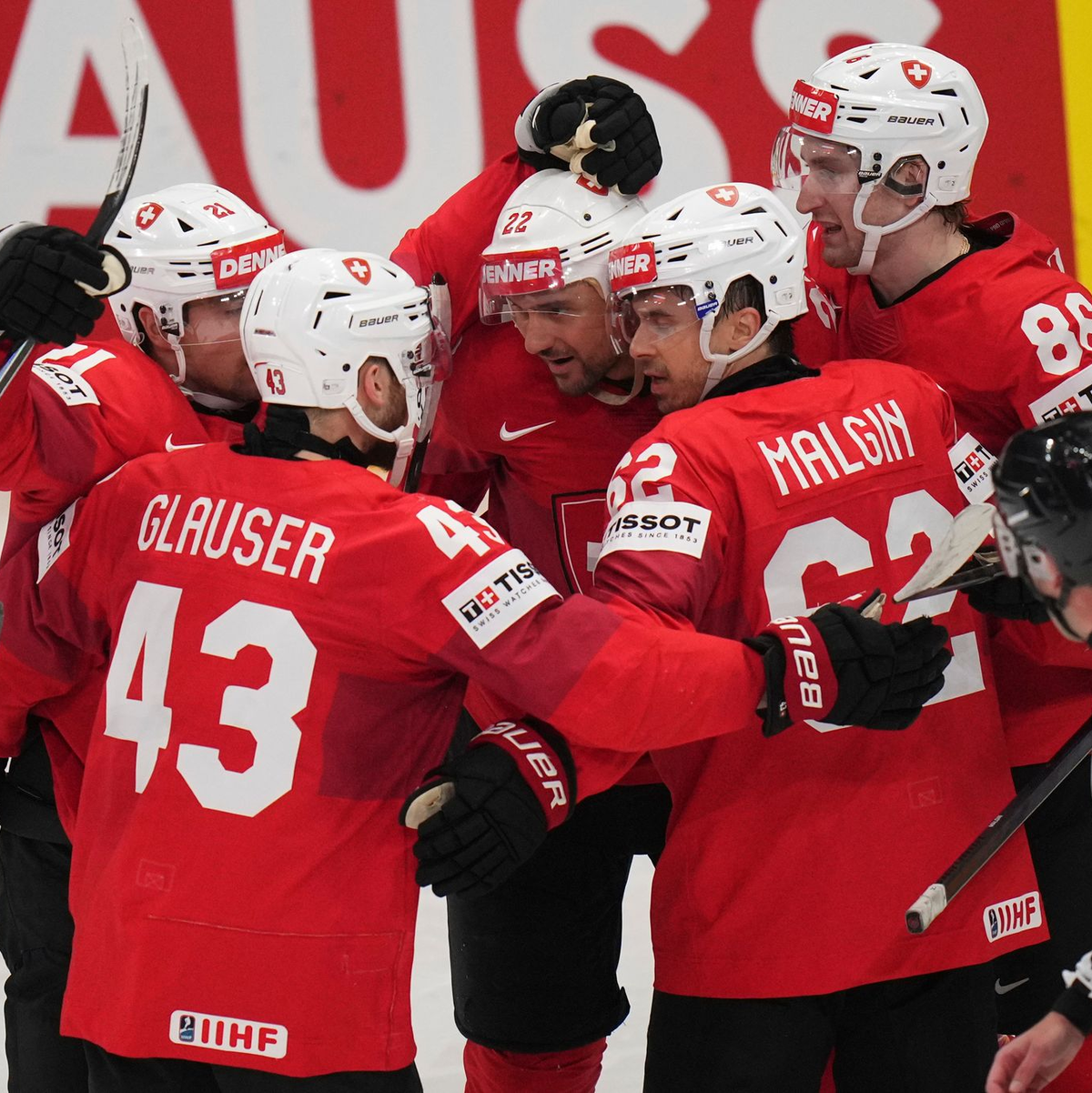 Die Schweiz siegte souverän gegen Überraschungs-Team Dänemark und träumt vom ersten WM-Titel. - Foto: Petr David Josek/AP/dpa