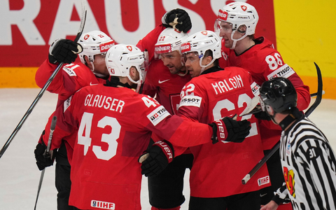 Die Schweiz siegte souverän gegen Überraschungs-Team Dänemark und träumt vom ersten WM-Titel. - Foto: Petr David Josek/AP/dpa