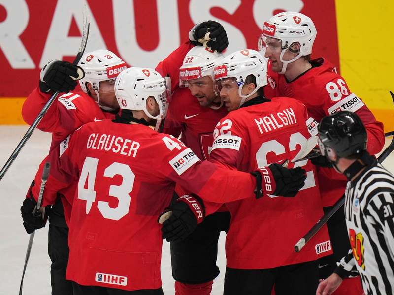 Die Schweiz siegte souverän gegen Überraschungs-Team Dänemark und träumt vom ersten WM-Titel. - Foto: Petr David Josek/AP/dpa