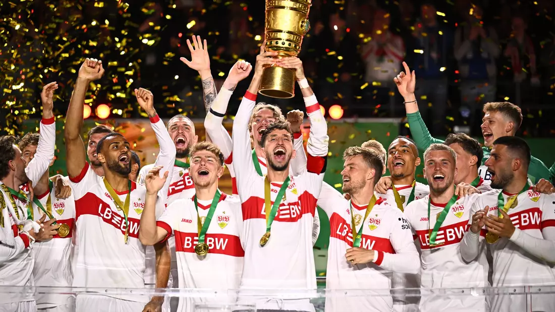 VfB-Trainer Sebastian Hoeneß genoss den Erfolg auch mit seinem Vater Dieter Hoeneß. - Bild: Tom Weller/dpa
