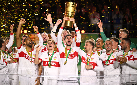 VfB-Trainer Sebastian Hoeneß genoss den Erfolg auch mit seinem Vater Dieter Hoeneß. - Foto: Tom Weller/dpa