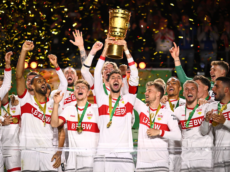 VfB-Trainer Sebastian Hoeneß genoss den Erfolg auch mit seinem Vater Dieter Hoeneß. - Foto: Tom Weller/dpa