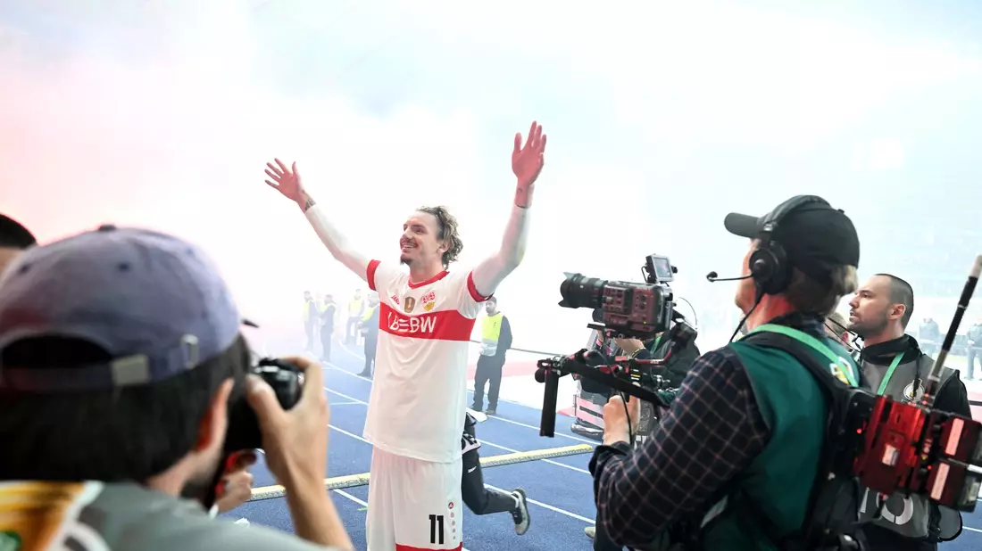 Nick Woltemade feierte als einer der Torschützen mit dem Pokal. - Bild: Bernd Weißbrod/dpa