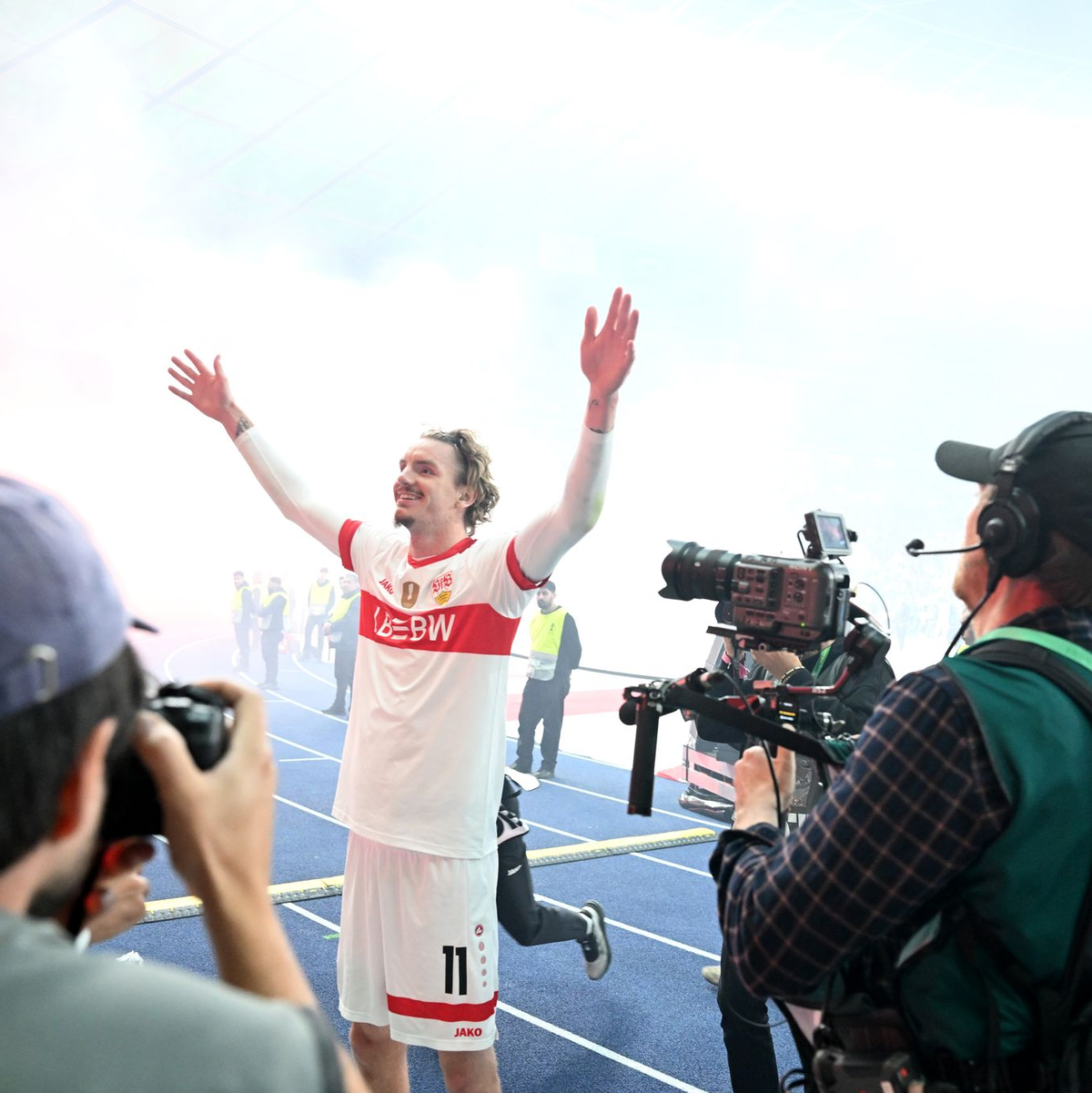 Nick Woltemade feierte als einer der Torschützen mit dem Pokal. - Foto: Bernd Weißbrod/dpa