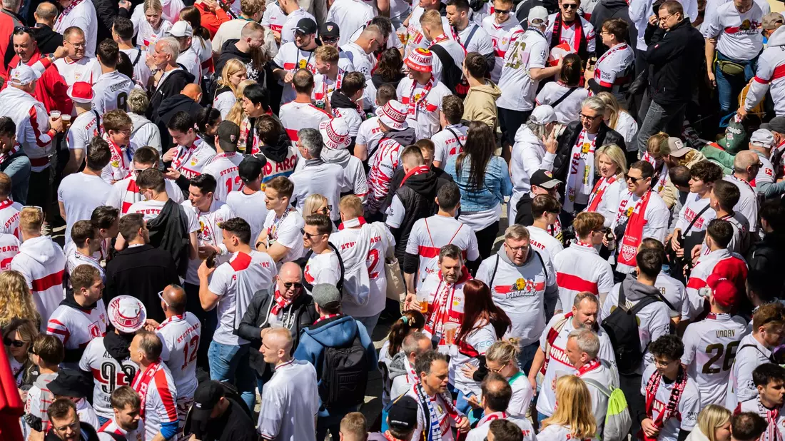 Die Fans stimmten sich schon Stunden zuvor auf das Endspiel ein. - Bild: Christoph Soeder/dpa