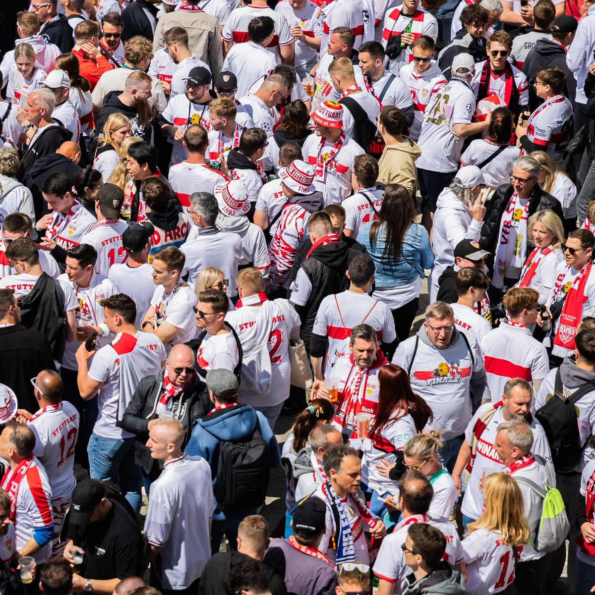 Die Fans stimmten sich schon Stunden zuvor auf das Endspiel ein. - Foto: Christoph Soeder/dpa