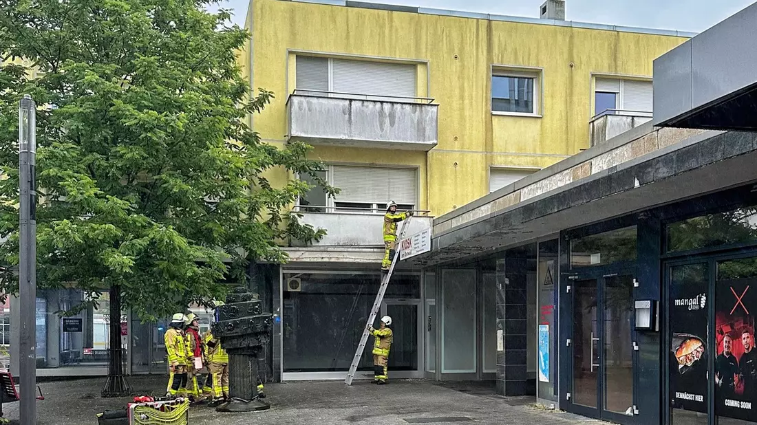 FW Grevenbroich: Feuerwehr rettet zwölf Personen bei Kellerbrand in Grevenbroich - Bild: presseportal.de