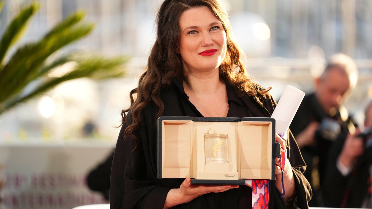 Schilinski teilt sich den Preis mit einem weiteren Regisseur. - Foto: Scott A Garfitt/Invision/AP/dpa